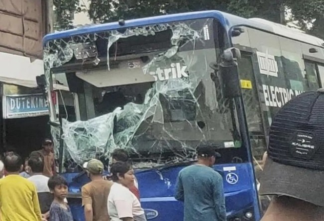 Bus Listrik TransJakarta Tabrak Toko di Jaksel, Begini Kronologinya